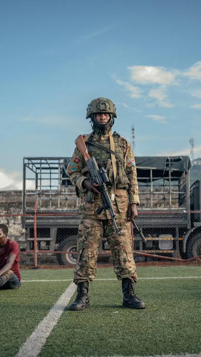 YNdjoli's tweet photo. A gauche les Wazalendos, curieusement ils portent les même bottes que celui qui a décidé de mettre fin à la vie d'un congolais et à droite l'armée révolutionnaire #ARC. Merci pour cette vidéo , nous allons l'archiver. https://t.co/KFzVdXzOuB