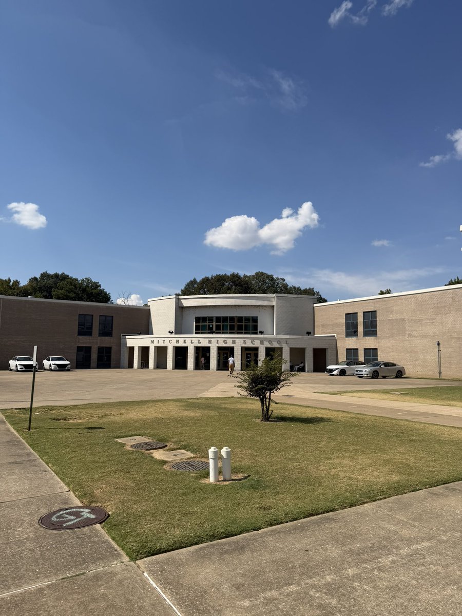 CoachJCas's tweet photo. Mitchell High School !! π₯ We here @UTM_FOOTBALL #Rise27 https://t.co/6o3j0ZC0pL