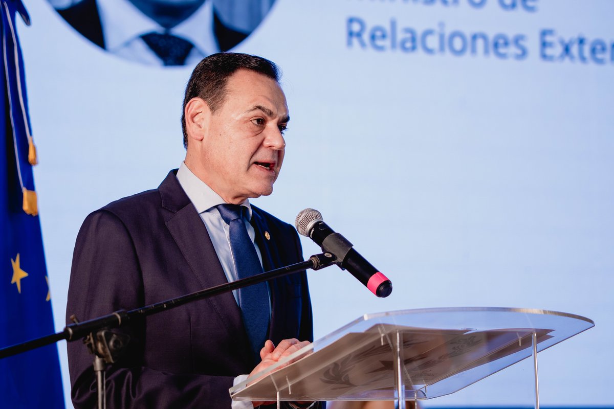 UEmbPy's tweet photo. 🇪🇺🇵🇾 Acuerdo UE – Mercosur: Oportunidades para Paraguay

Hoy conversamos con el Ministro de Relaciones Exteriores, @rramirezlezcano  y el Ministro de Industria y Comercio, @mriquelme1 sobre las oportunidades que abre el Acuerdo UE-Mercosur. 

Destaqué nuestro compromiso para seguir apoyando al sector público y privado en aprovechar al máximo los beneficios del Acuerdo: hay interés, hay ambición y hay voluntad de construir nuevas relaciones comerciales.

El evento fue organizado por la @UEenParaguay, @mreparaguay, @MIC_PY, @REDIEXParaguay, con el apoyo de la @UIP_py y la @CNCSP .

#UEenParaguay #UEMercosur