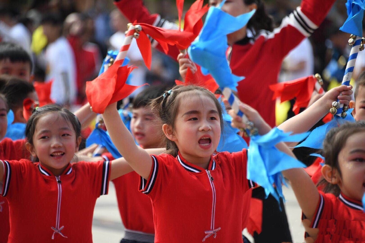 vibe_andre__6f4's tweet photo. The wiggly 稚 child waved the flag with 煽 excitement and no 晃 hesitation, making this moment so 渭 vivid!， https://t.co/rbvypOwfPs