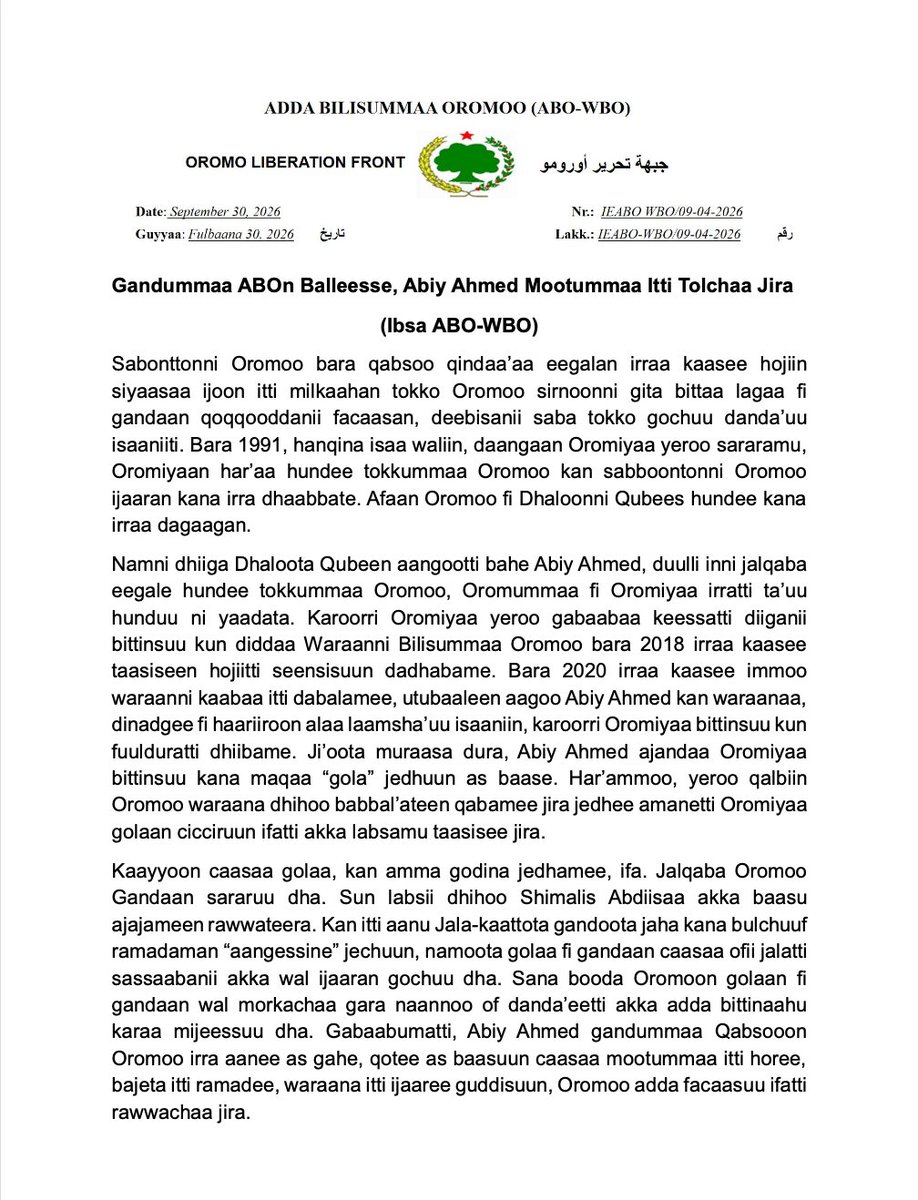 OLF_OLA's tweet photo. Gandummaa ABOn Balleesse, Abiy Ahmed Mootummaa Itti Tolchaa Jira
              (Ibsa ABO-WBO)

Sabonttonni Oromoo bara qabsoo qindaa’aa eegalan irraa kaasee hojiin siyaasaa ijoon itti milkaahan tokko Oromoo sirnoonni gita bittaa lagaa fi gandaan qoqqooddanii facaasan, deebisanii saba tokko gochuu danda’uu isaaniiti. Bara 1991, hanqina isaa waliin, daangaan Oromiyaa yeroo sararamu, Oromiyaan har’aa hundee tokkummaa Oromoo kan sabboontonni Oromoo ijaaran kana irra dhaabbate. Afaan Oromoo fi Dhaloonni Qubees hundee kana irraa dagaagan.

Namni dhiiga Dhaloota Qubeen aangootti bahe Abiy Ahmed, duulli inni jalqaba eegale hundee tokkummaa Oromoo, Oromummaa fi Oromiyaa irratti ta’uu hunduu ni yaadata. Karoorri Oromiyaa yeroo gabaabaa keessatti diiganii bittinsuu kun diddaa Waraanni Bilisummaa Oromoo bara 2018 irraa kaasee taasiseen hojiitti seensisuun dadhabame. Bara 2020 irraa kaasee immoo waraanni kaabaa itti dabalamee, utubaaleen aagoo Abiy Ahmed kan waraanaa, dinadgee fi haariiroon alaa laamsha’uu isaaniin, karoorri Oromiyaa bittinsuu kun fuulduratti dhiibame. Ji’oota muraasa dura, Abiy Ahmed ajandaa Oromiyaa bittinsuu kana maqaa “gola” jedhuun as baase. Har’ammoo, yeroo qalbiin Oromoo waraana dhihoo babbal’ateen qabamee jira jedhee amanetti Oromiyaa golaan cicciruun ifatti akka labsamu taasisee jira.

Kaayyoon caasaa golaa, kan amma godina jedhamee, ifa. Jalqaba Oromoo Gandaan sararuu dha. Sun labsii dhihoo Shimalis Abdiisaa akka baasu ajajameen rawwateera. Kan itti aanu Jala-kaattota gandoota jaha kana bulchuuf ramadaman “aangessine” jechuun, namoota golaa fi gandaan caasaa ofii jalatti sassaabanii akka wal ijaaran gochuu dha. Sana booda Oromoon golaan fi gandaan wal morkachaa gara naannoo of danda’eetti akka adda bittinaahu karaa mijeessuu dha. Gabaabumatti, Abiy Ahmed gandummaa Qabsooon Oromoo irra aanee as gahe, qotee as baasuun caasaa mootummaa itti horee, bajeta itti ramadee, waraana itti ijaaree guddisuun, Oromoo adda facaasuu ifatti rawwachaa jira.

Labsiin kun yeroo guutummaatti hojiitti seenu, mo’icha Qabsoon Bilisummmaa Oromoo waggoota jahataman darban argate hundumaa duubatti deebisa. Abiy Ahmed diina Oromoo, Oromummaafi Oromiyaati kan jennu kanaafi. Oromiyaa dhiigaan ijaarre, dhiigaan tikfanna! Ilmaan Oromoo dhimmi kun hunda keenya waan ilaallatuuf lafa jirtan hunda irraa caasaa ofii qabdaniifi kallattii Waraanni Bilisummaa Oromoo kaahuun hojii diigumsaa kana dura tokkummaan akka dhaabbannu dhaamsa keenya dabarsina.

Ajaja Olaanaa ABO-WBO
Fulbaana 30, 2026
#Oromia #Ethiopia