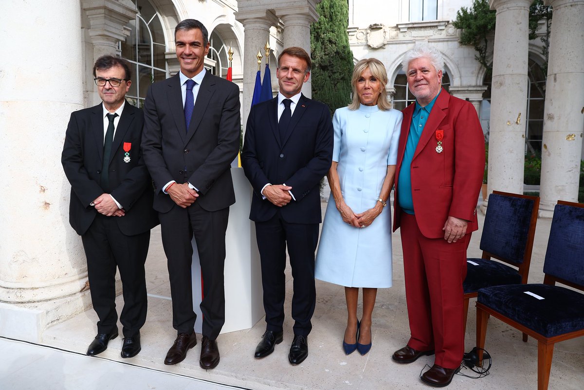 sanchezcastejon's tweet photo. Querido Pedro Almodóvar, querido Javier Cercas, enhorabuena por vuestras condecoraciones otorgadas hoy por la República Francesa.

Gracias a los dos por hacer de nuestro país una potencia cultural.

Y, sobre todo, gracias por habernos ayudado a todos a mirar más allá. https://t.co/V1EDKWpll6