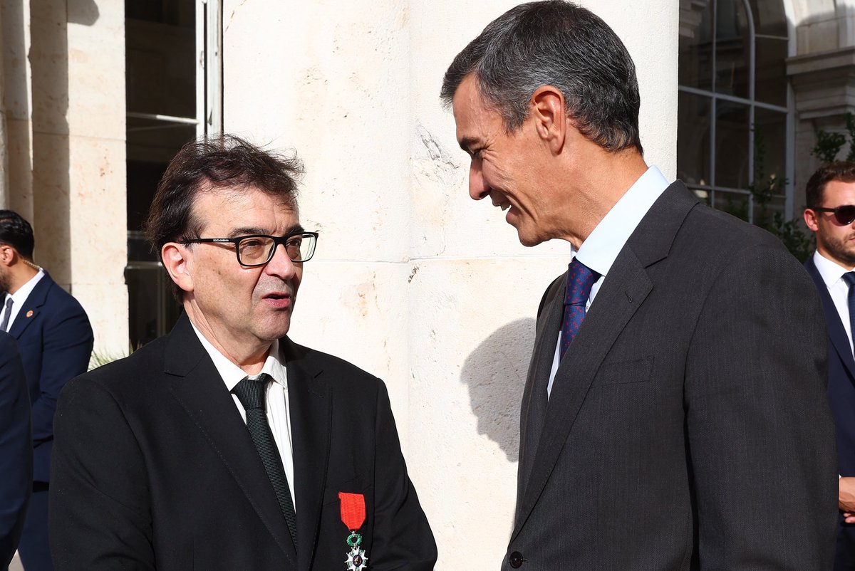 sanchezcastejon's tweet photo. Querido Pedro Almodóvar, querido Javier Cercas, enhorabuena por vuestras condecoraciones otorgadas hoy por la República Francesa.

Gracias a los dos por hacer de nuestro país una potencia cultural.

Y, sobre todo, gracias por habernos ayudado a todos a mirar más allá. https://t.co/V1EDKWpll6