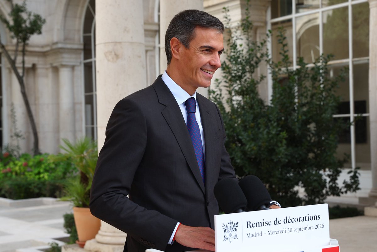 sanchezcastejon's tweet photo. Querido Pedro Almodóvar, querido Javier Cercas, enhorabuena por vuestras condecoraciones otorgadas hoy por la República Francesa.

Gracias a los dos por hacer de nuestro país una potencia cultural.

Y, sobre todo, gracias por habernos ayudado a todos a mirar más allá. https://t.co/V1EDKWpll6