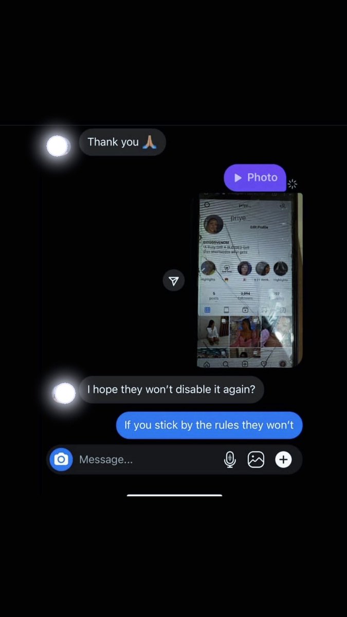 DanielGSecurity's tweet photo. DESACTIVACIÓN DE INSTAGRAM: ¿QUÉ SUCEDE REALMENTE CUANDO TU CUENTA ES RESTRINGIDA?

Una cuenta de Instagram puede ser desactivada cuando Meta determina que la cuenta o determinada actividad podría infringir las normas de Instagram. Sin embargo, no todas las desactivaciones ocurren por la misma razón, y el mensaje de cuenta desactivada no siempre explica exactamente qué provocó la acción.

Hay varios factores que pueden estar involucrados:

1. CONTENIDO Y NORMAS DE LA COMUNIDAD

Las publicaciones, Reels, historias, comentarios, mensajes u otras actividades pueden provocar medidas de cumplimiento cuando infringen las Normas Comunitarias u otras políticas de Instagram. Las infracciones repetidas pueden generar medidas más severas.

2. ACTIVIDAD INUSUAL O SOSPECHOSA
Cambios rápidos en el comportamiento de la cuenta, actividad de inicio de sesión inusual, demasiadas acciones en poco tiempo o comportamientos similares a la automatización pueden activar sistemas de seguridad o cumplimiento. Incluso una persona que utiliza Instagram legítimamente puede ser detectada por estos sistemas, por lo que es importante revisar cuidadosamente el aviso recibido.

3. AUTENTICIDAD DE LA CUENTA
Instagram tiene normas relacionadas con la suplantación de identidad y las prácticas engañosas. Problemas relacionados con la identidad, la suplantación o la representación engañosa de una cuenta pueden contribuir a una medida de aplicación.

4. APLICACIONES Y SERVICIOS DE TERCEROS
El uso de aplicaciones o servicios no autorizados que interactúan con Instagram puede generar riesgos de seguridad y problemas relacionados con las políticas. Conectar herramientas desconocidas, servicios de automatización o aplicaciones que solicitan tus credenciales de Instagram también puede poner tu cuenta en riesgo.

5. MÚLTIPLES PROBLEMAS DE POLÍTICAS
Una desactivación no necesariamente está relacionada con una sola publicación. Instagram puede considerar patrones de actividad y antecedentes de medidas aplicadas a la cuenta al tomar determinadas acciones.

6. NO IGNORES LA SEGURIDAD
Si de repente pierdes el acceso, no asumas inmediatamente que la cuenta está perdida para siempre. Primero identifica si Instagram muestra una restricción temporal, un aviso de cuenta desactivada, una comprobación de seguridad o una opción para solicitar una revisión.

¿QUÉ DEBES HACER?

Lee cuidadosamente el mensaje exacto que Instagram muestra y utiliza el proceso oficial de revisión o apelación disponible dentro de la aplicación. Evita enviar formularios al azar repetidamente o entregar tu contraseña a personas que prometan “recuperar” o “desbloquear” tu cuenta.

Lo más importante es proteger tu cuenta antes de que ocurra un problema: utiliza una contraseña única y segura, activa la autenticación en dos pasos, mantén actualizado tu correo electrónico y número de recuperación y revisa periódicamente dónde está iniciada tu sesión.

LA SEGURIDAD DE UNA CUENTA NO CONSISTE ÚNICAMENTE EN RECUPERARLA DESPUÉS DE UNA DESACTIVACIÓN. TAMBIÉN CONSISTE EN REDUCIR LOS RIESGOS ANTES DE QUE OCURRA EL PROBLEMA.