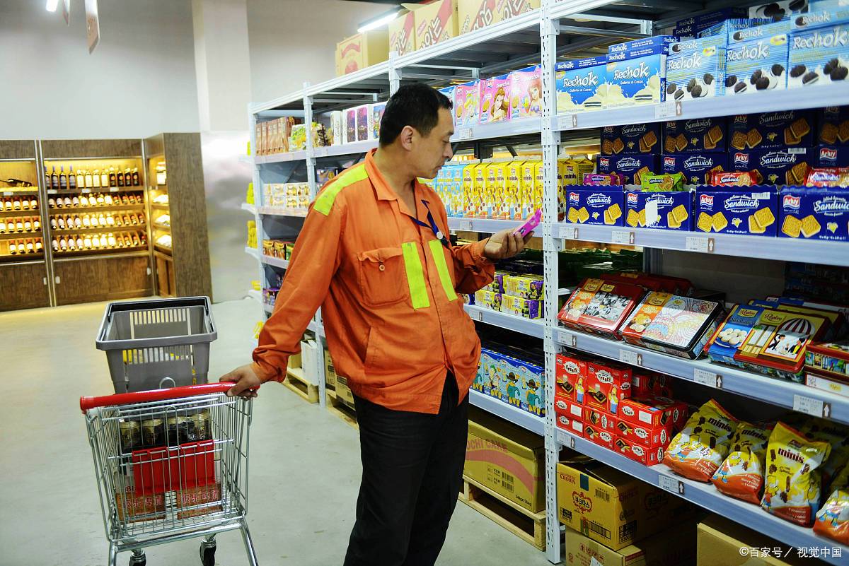 RubyLny4c's tweet photo. Preparando el pedido diario para la tienda! Productos frescos, snacks y bebidas ya listos para los clientes. https://t.co/yP4js2meEh