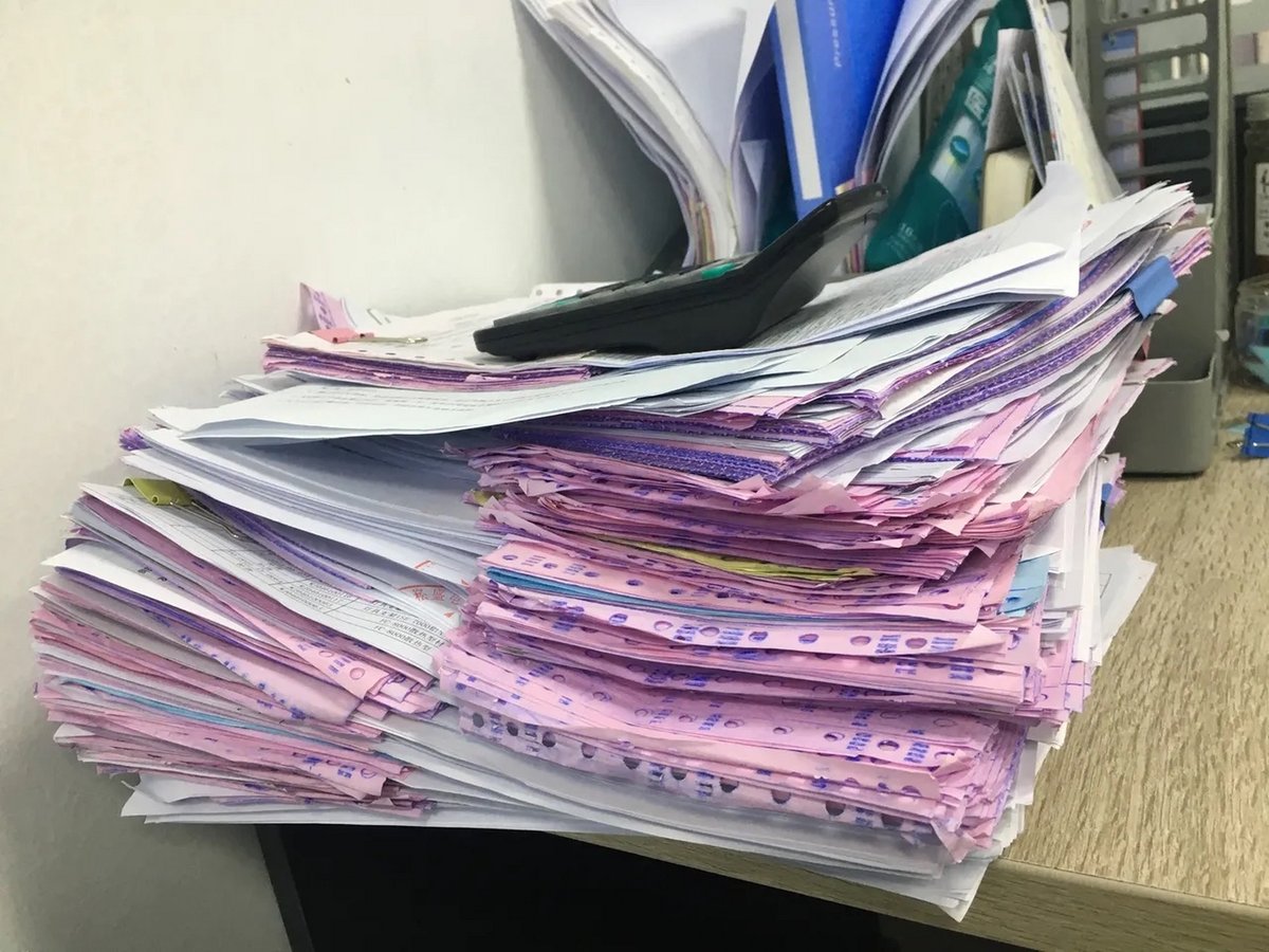 SanjuanaBe8ql's tweet photo. En la oficina, el compaero de trabajo intentó imprimir un documento y salió con 50 copias de la lista de compras de su perro. Nadie se atrevió a corregirlo, así que todos lo usamos como papel de notas. https://t.co/1fX3zV153M