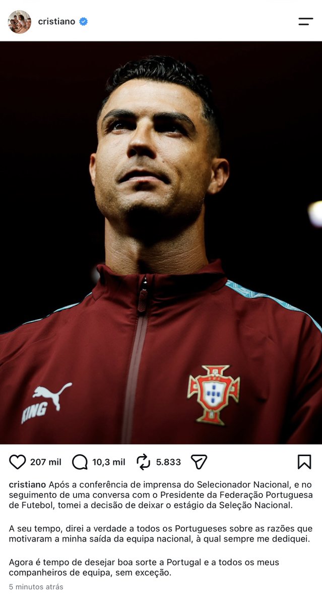 futebol_info's tweet photo. 🚨 URGENTE!

Cristiano Ronaldo informa que, após a entrevista coletiva do técnico Jorge Jesus e uma conversa com o presidente da Federação Portuguesa de Futebol, decidiu DEIXAR a seleção de Portugal.

CR7 afirma ainda que dirá "a verdade a todos os portugueses".

📸 Divulgação https://t.co/QnBJijGqWa