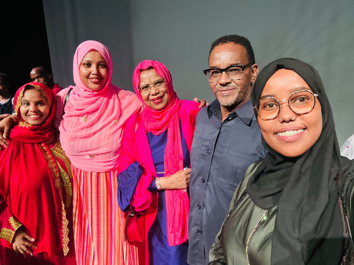 BulloRoobltmep's tweet photo. Partie écouter habo Hawa, femme d'exception et diplomate chevronnée.  Jeune, je l'admirais. Aujourd’hui,  j'ai la chance de l'écouter de près. Merci pour ce beau livre et pour  l'empowerment. Fière, fière, fière. 
#FemmeLeader #Diplomatie #Empowerment https://t.co/ILAxuQrmvv