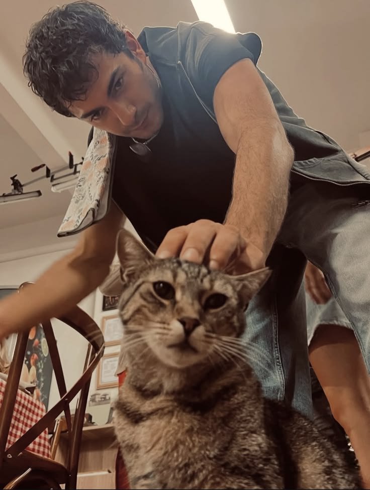 rawan_fare60587's tweet photo. Rahim sürekli kedilerle oynuyor, elçin ise onları besliyor… 🥹🤍 İkisinin de ortak noktası kedilere olan sevgileri... 🐈‍⬛🐾 https://t.co/NwIZPAFRin