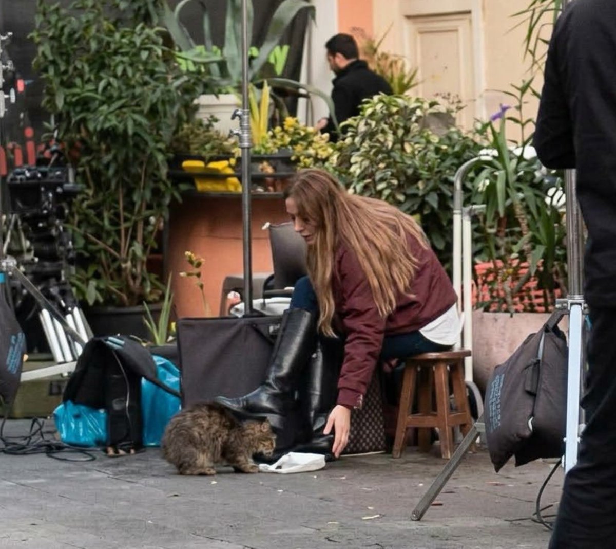 rawan_fare60587's tweet photo. Rahim sürekli kedilerle oynuyor, elçin ise onları besliyor… 🥹🤍 İkisinin de ortak noktası kedilere olan sevgileri... 🐈‍⬛🐾 https://t.co/NwIZPAFRin