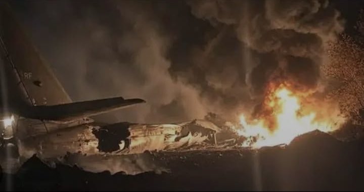 sanelenkosiii's tweet photo. Flamboyant billionaire who was known for embezzling Zimbabwean state funds Sir Wicknell Chivhayo and his wife Lulu were killed today in a helicopter crash near Marondera, east of Harare. Nick Mangwana, the Chief Government spokesman of Zimbabwe confirmed that nobody survived the crash.