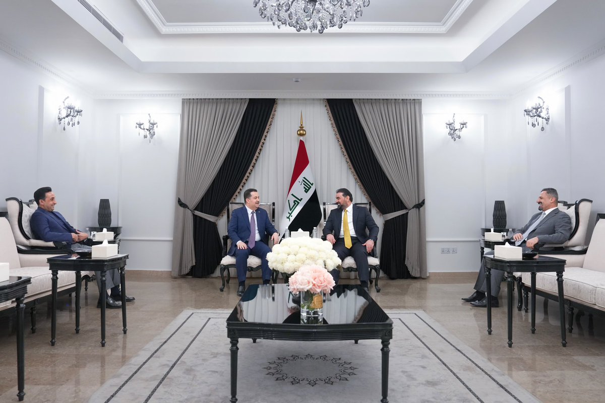 mediaofspeaker's tweet photo. استقبل رئيس مجلس النواب السيد هيبت الحلبوسي، اليوم الأربعاء، رئيسَ ائتلاف الإعمار والتنمية السيد محمد شياع السوداني.

وبحث اللقاء مجمل الأوضاع في البلاد، والتطورات على الساحتين السياسية والأمنية، فضلاً عن التأكيد على أهمية تعزيز الاستقرار وترسيخ سيادة الدولة وحماية المصالح الوطنية، ولا سيَّما في ظل الانتقال إلى مرحلة جديدة من العلاقات مع دول التحالف الدولي، تقوم على التعاون والتنسيق والمصالح المشتركة، وبما يحفظ سيادة العراق وقراره الوطني.

كما أكد اللقاء على دعم الحكومة في تنفيذ برنامجها، وأهمية استكمال الكابينة الحكومية.