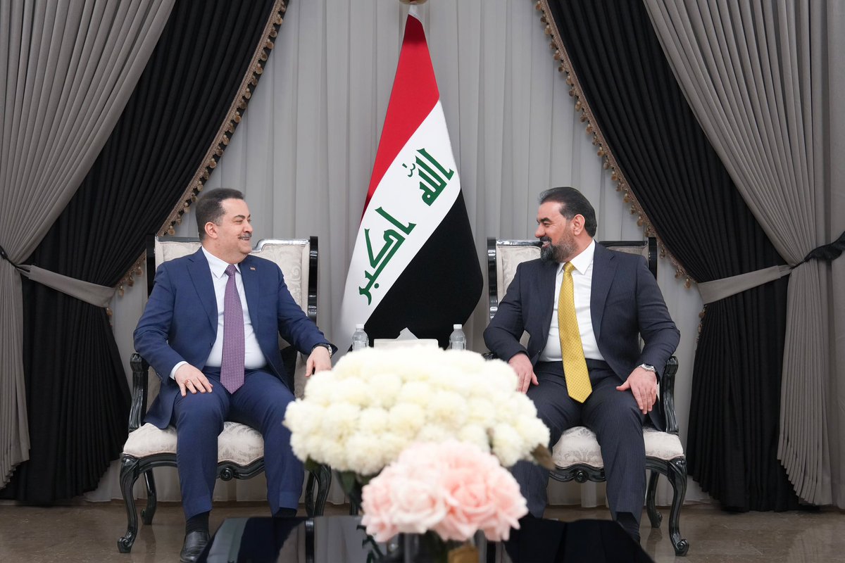 mediaofspeaker's tweet photo. استقبل رئيس مجلس النواب السيد هيبت الحلبوسي، اليوم الأربعاء، رئيسَ ائتلاف الإعمار والتنمية السيد محمد شياع السوداني.

وبحث اللقاء مجمل الأوضاع في البلاد، والتطورات على الساحتين السياسية والأمنية، فضلاً عن التأكيد على أهمية تعزيز الاستقرار وترسيخ سيادة الدولة وحماية المصالح الوطنية، ولا سيَّما في ظل الانتقال إلى مرحلة جديدة من العلاقات مع دول التحالف الدولي، تقوم على التعاون والتنسيق والمصالح المشتركة، وبما يحفظ سيادة العراق وقراره الوطني.

كما أكد اللقاء على دعم الحكومة في تنفيذ برنامجها، وأهمية استكمال الكابينة الحكومية.