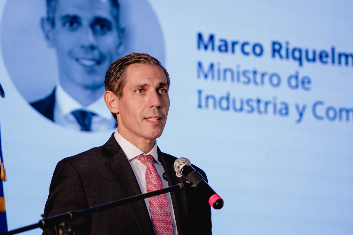 UEmbPy's tweet photo. 🇪🇺🇵🇾 Acuerdo UE – Mercosur: Oportunidades para Paraguay

Hoy conversamos con el Ministro de Relaciones Exteriores, @rramirezlezcano  y el Ministro de Industria y Comercio, @mriquelme1 sobre las oportunidades que abre el Acuerdo UE-Mercosur. 

Destaqué nuestro compromiso para seguir apoyando al sector público y privado en aprovechar al máximo los beneficios del Acuerdo: hay interés, hay ambición y hay voluntad de construir nuevas relaciones comerciales.

El evento fue organizado por la @UEenParaguay, @mreparaguay, @MIC_PY, @REDIEXParaguay, con el apoyo de la @UIP_py y la @CNCSP .

#UEenParaguay #UEMercosur