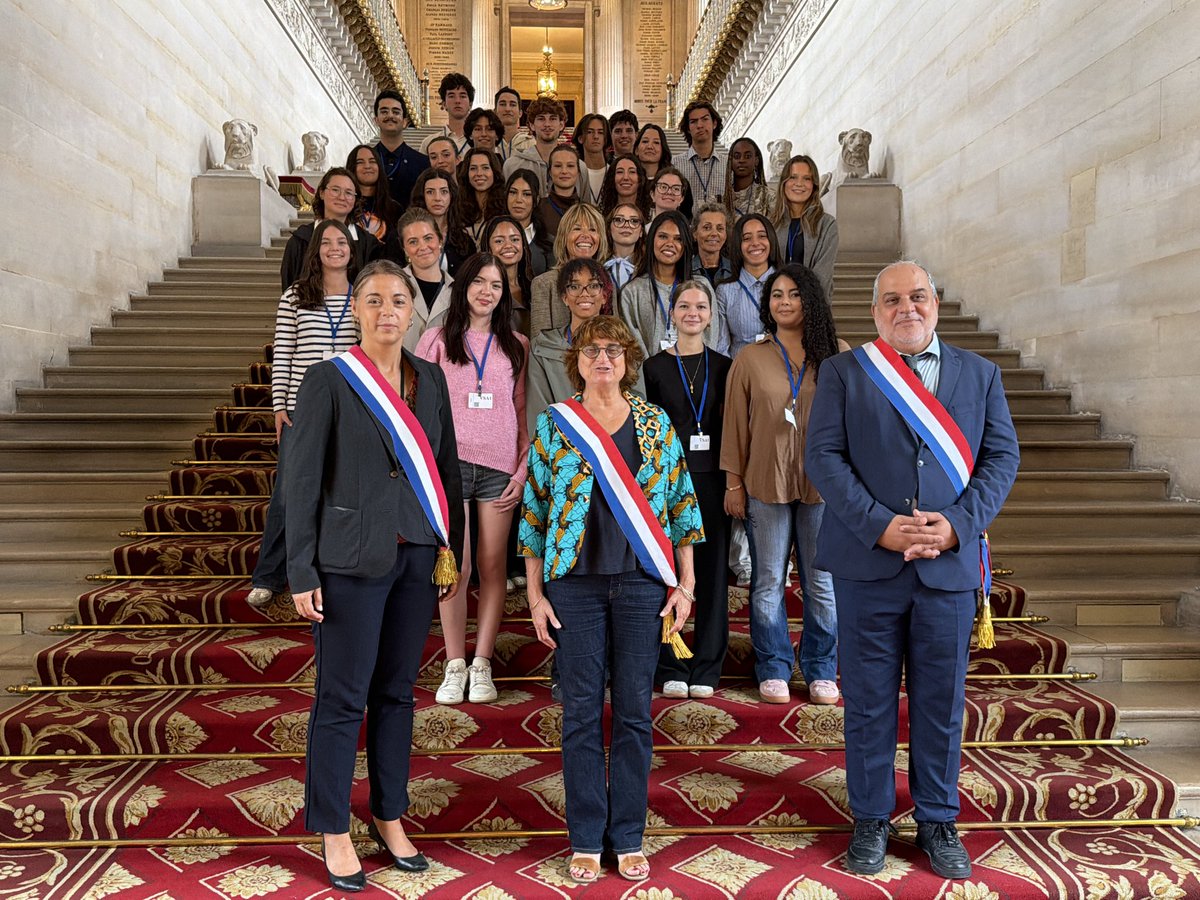 F_DombreCoste's tweet photo. Les parlementaires socialistes de l’Hérault sont au travail ! Avec Julie Frêche et @husseinbourgi nous avons reçu au Sénat et à l’Assemblee nationale, des élèves du lycée Joffre de #Montpellier.

Une belle initiative de leurs professeurs pour qu’ils découvrent le fonctionnement de nos institutions 🇫🇷

👉L’occasion aussi d’échanger plus en détail sur notre travail parlementaire et les différences entre les 2 chambres