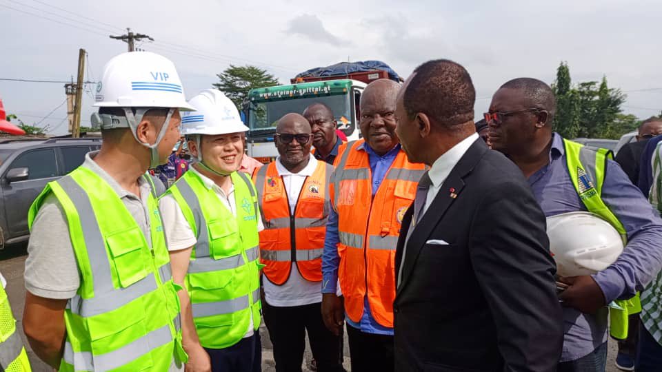 CRTV_web's tweet photo. Le Ministre Emmanuel Nganou Djoumessi a instruit le maintien de la circulation pendant ces travaux et le renforcement de la signalisation pour la sécurité des usagers.
#MINTP
#Cameroun https://t.co/4mWkm0U3V2