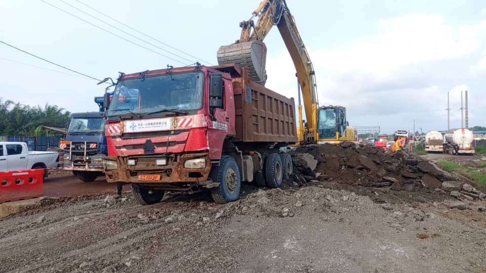CRTV_web's tweet photo. Le Ministre Emmanuel Nganou Djoumessi a instruit le maintien de la circulation pendant ces travaux et le renforcement de la signalisation pour la sécurité des usagers.
#MINTP
#Cameroun https://t.co/4mWkm0U3V2