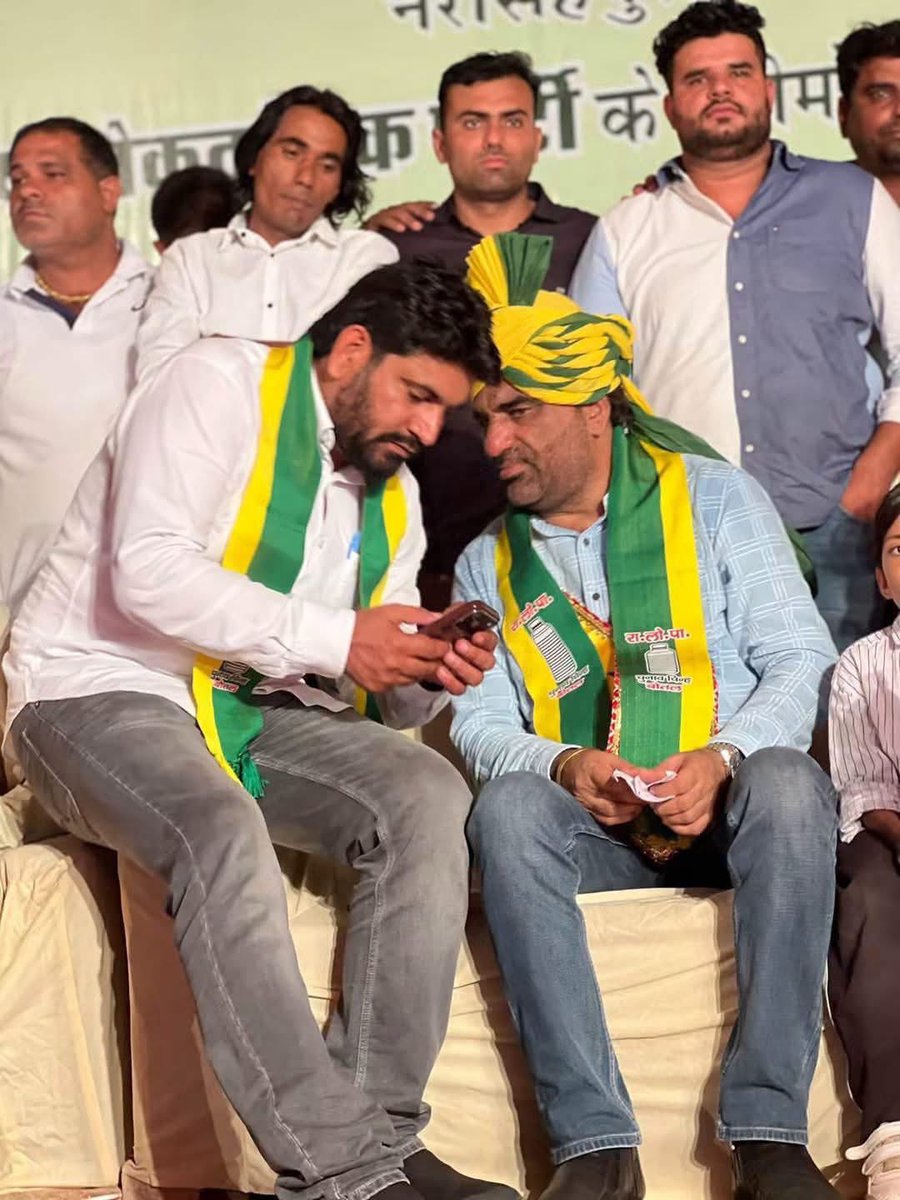 manphoolsaran7's tweet photo. निष्ठा शब्दों से नहीं, समय आने पर किए गए त्याग से पहचानी जाती है। और समर्पण वही, जहाँ अपना कुछ भी बचाकर न रखा जाए। @VijayBeniwal_ जी ❤️ https://t.co/MRxHKR9GH8