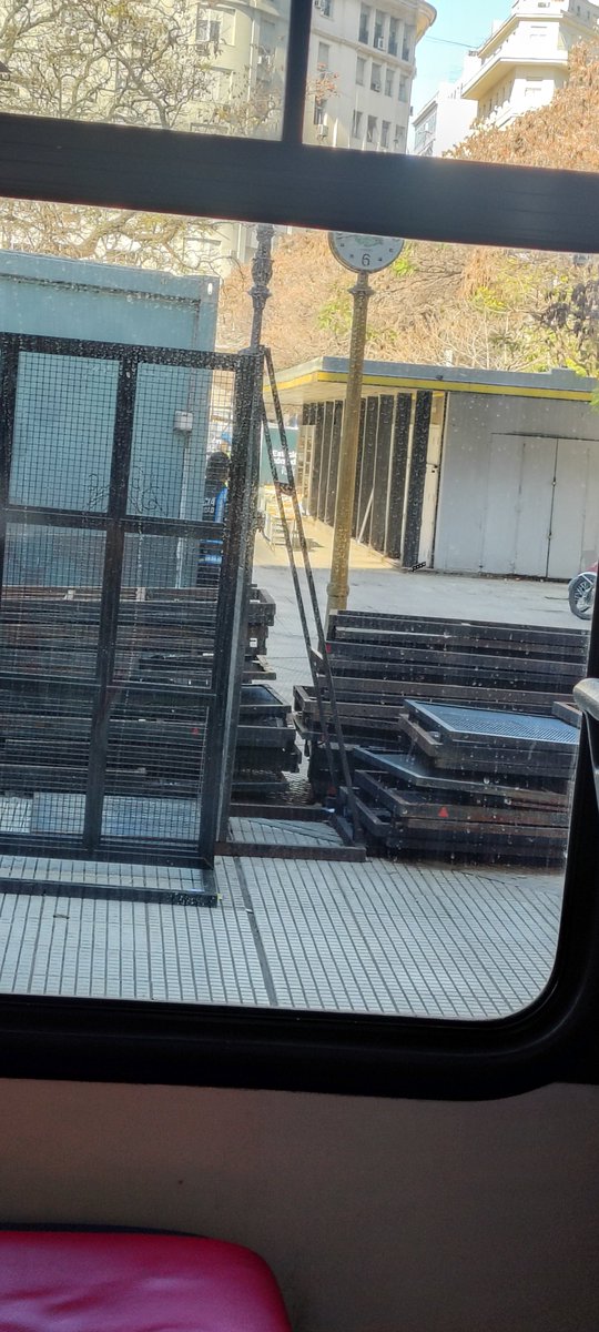 Lic_Chaly's tweet photo. Llegaron los refuerzos de vallas a los Tribunales de Talcahuano donde está la Corte Suprema. https://t.co/cqWiELMPUz