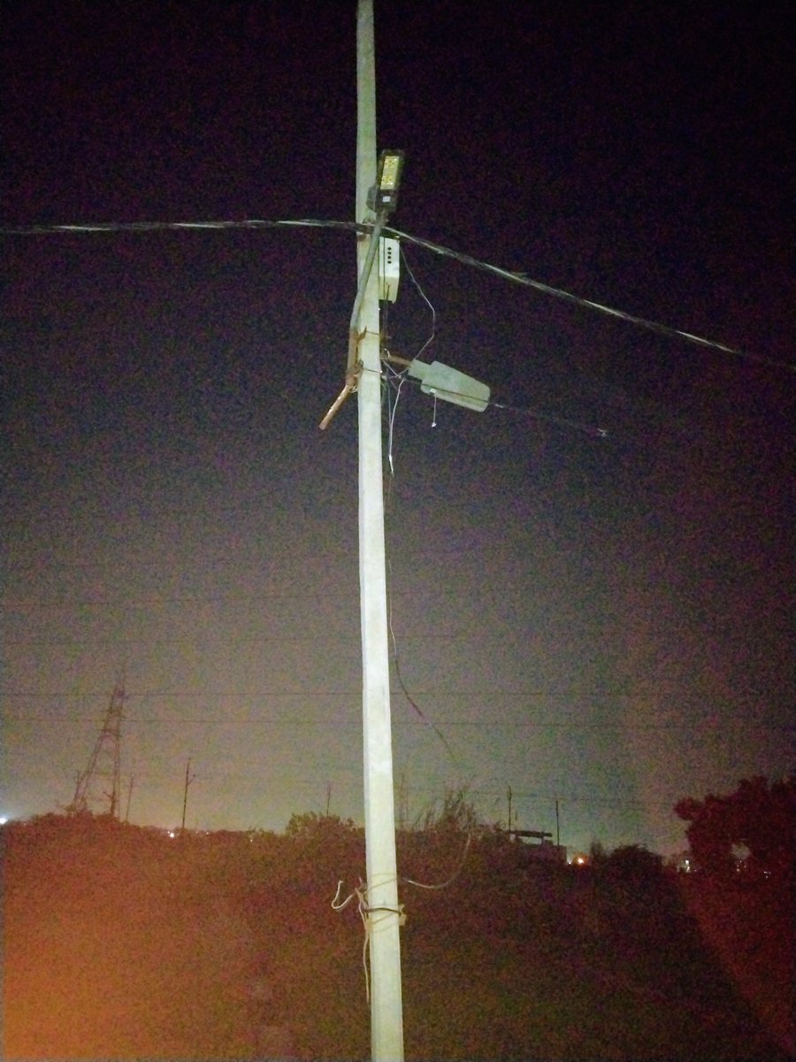 azadindia24's tweet photo. New basti barasirohi dpr inter college ke samne sari road lights kharab krpya inko thik kia jaye raat me bilkool andhera rhta hai school ke ass pass @KESCoHQ @UPPCLLKO https://t.co/JcWuSdmDDy