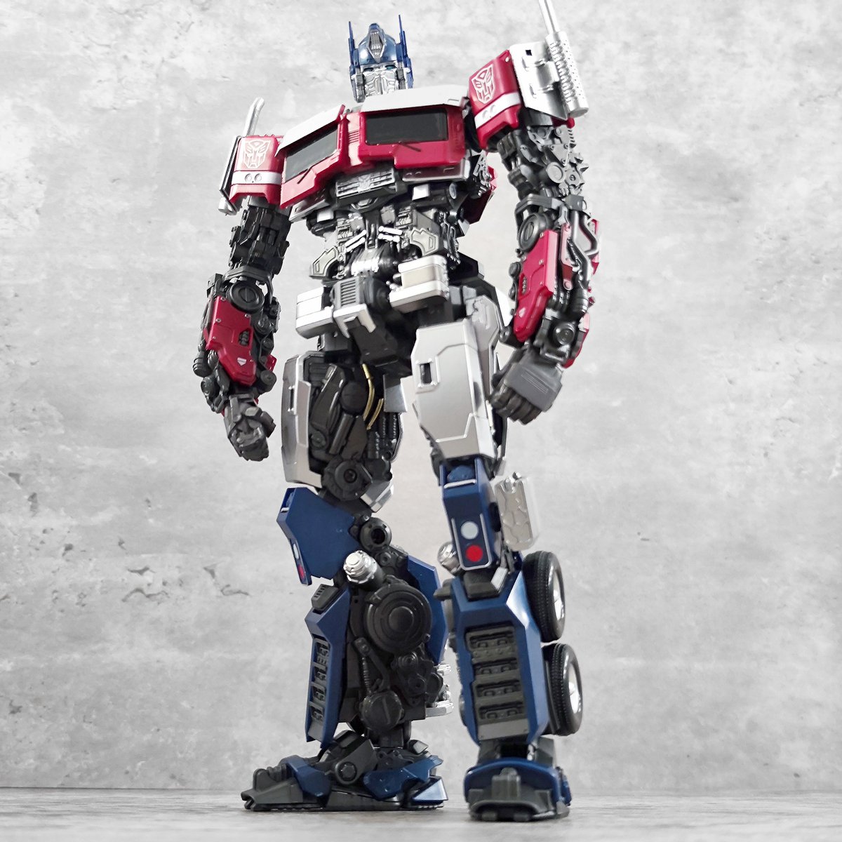 vicdbz's tweet photo. Optimus "Remaches Locos" Yolopark.
#Transformers #RiseOfTheBeasts #OptimusPrime #Yolopark #Figureo https://t.co/uiRn6odBmE