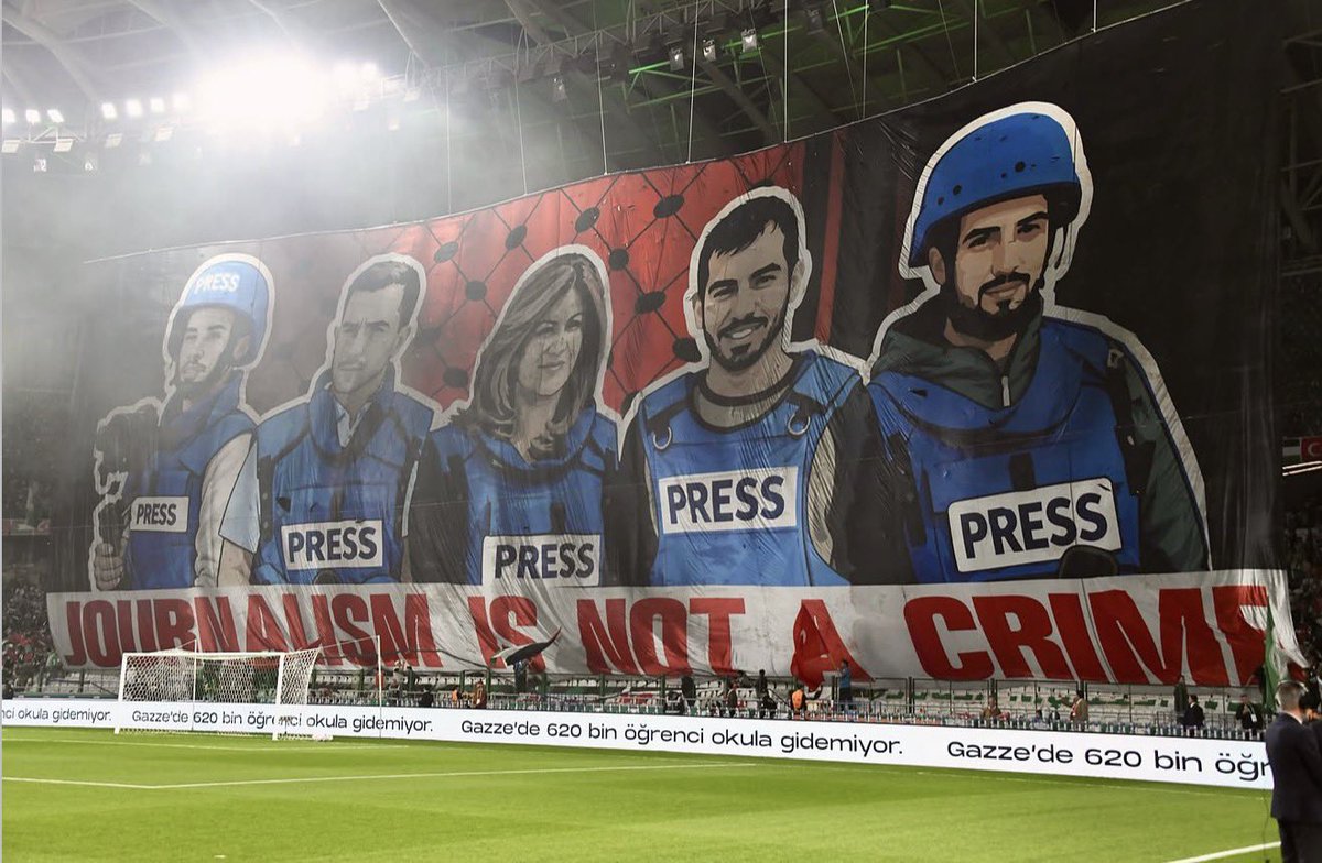 FutboliPolitica's tweet photo. 🇹🇷🇵🇸 “1014 atletas palestinos asesinados por Israel” y “el periodismo no es un crimen”

Con estas dos banderas, el equipo turco Koyanspor recibió a la Selección de Palestina para jugar un partido en el marco del “Encuentro de Amistad por el Día de Palestino”. https://t.co/3bcThetcxc