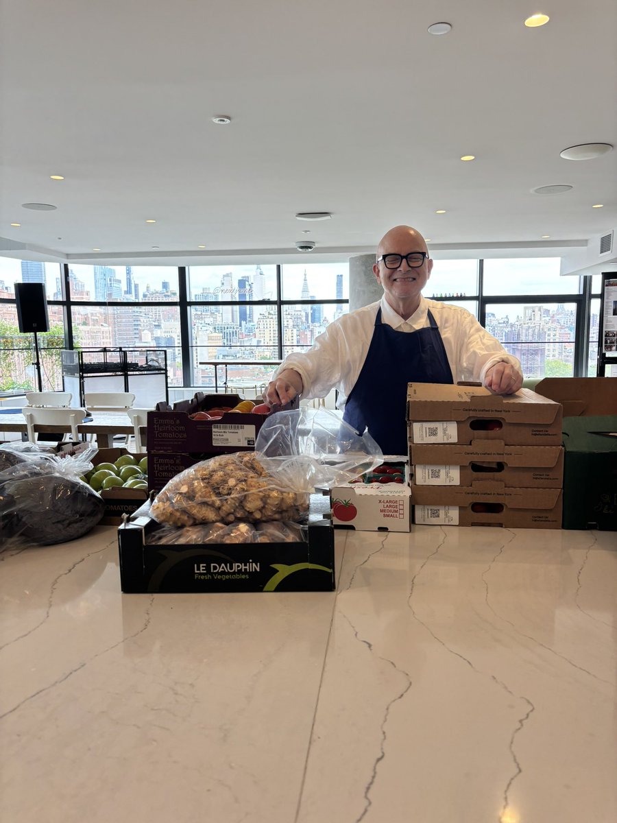 charlieykim's tweet photo. Bill Yosses…former White House pastry chef for two presidents (Obama and Bush) cooking all day prepping for our annual Harvest Festival tomorrow. Insane waitlist of 400+ people. https://t.co/2zkdSMitgm