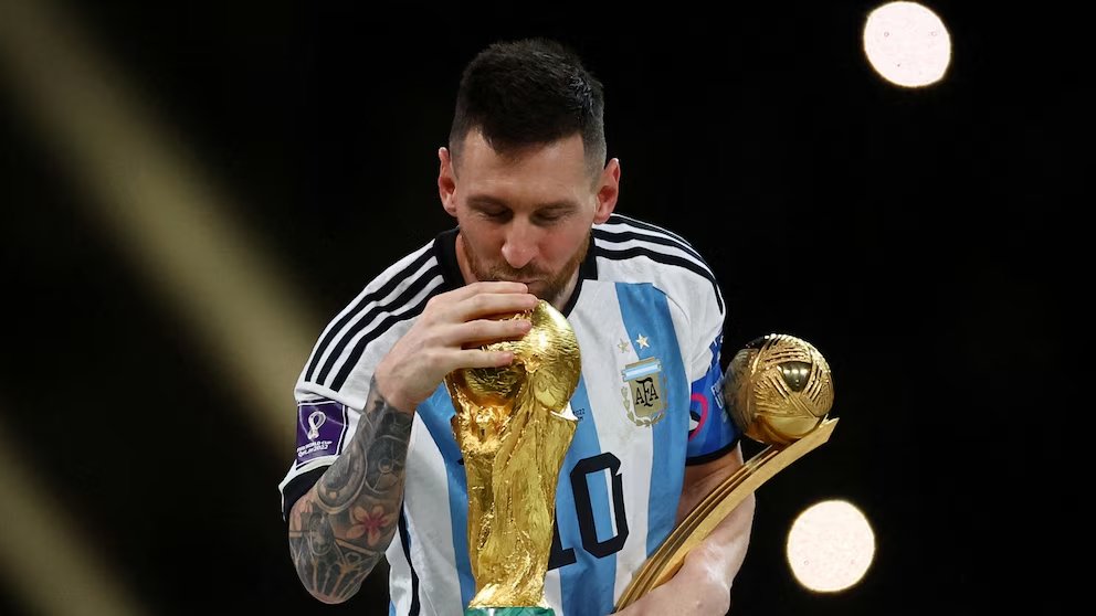 infobae's tweet photo. LA UBA DISTINGUIRÁ A LIONEL MESSI CON UN DOCTORADO HONORIS CAUSA

El capitán de la Selección argentina, Lionel Messi, recibirá el Doctorado Honoris Causa de la Universidad de Buenos Aires (UBA), la mayor distinción honorífica de la institución. 

El Consejo Superior aprobó el reconocimiento por unanimidad y prevé entregarlo el martes 6 de octubre, antes del partido de despedida del combinado nacional en el Estadio Monumental.

🔗 Leé la nota completa: https://t.co/agcNbgtzwn