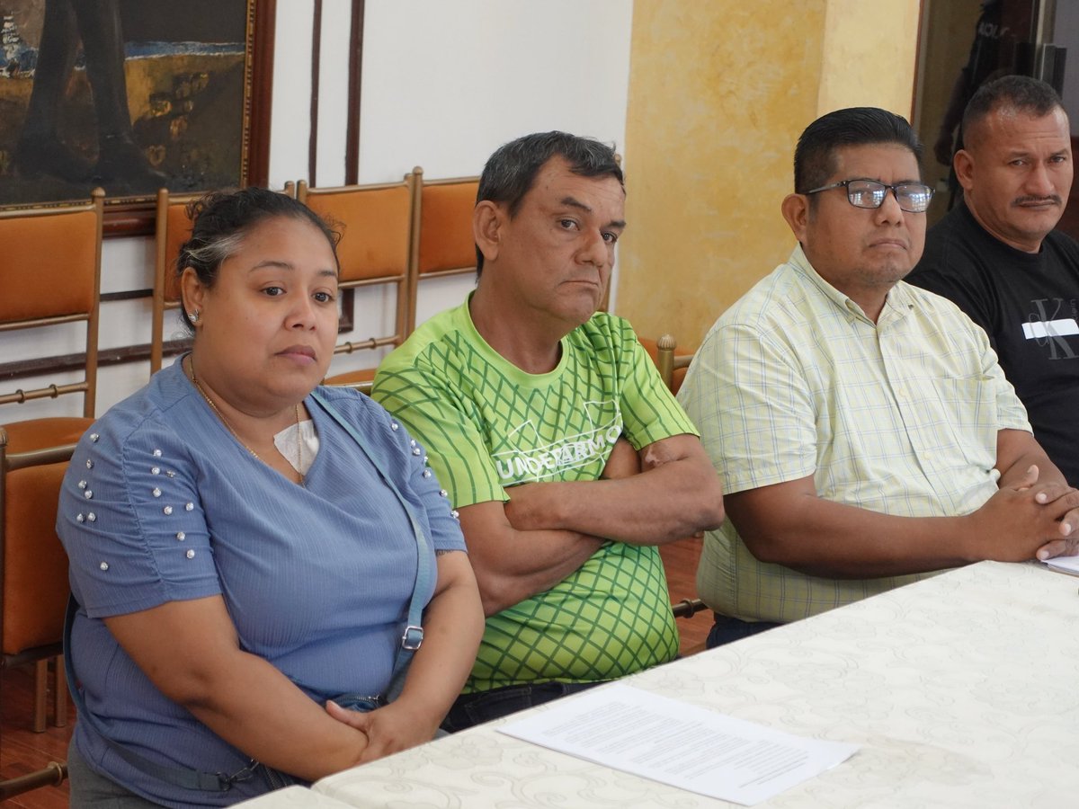 GoberManabi's tweet photo. La gobernadora mantuvo una reunión con el Comité de Usuarios de Manadiálisis de #Montecristi, junto a representantes del sistema de salud de Manabí: la directora provincial de @Salud_Ec, el director provincial del @IESSec y la coordinadora zonal del Seguro Social Campesino. https://t.co/CmyQf3uCUx