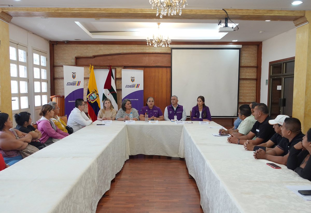 GoberManabi's tweet photo. La gobernadora mantuvo una reunión con el Comité de Usuarios de Manadiálisis de #Montecristi, junto a representantes del sistema de salud de Manabí: la directora provincial de @Salud_Ec, el director provincial del @IESSec y la coordinadora zonal del Seguro Social Campesino. https://t.co/CmyQf3uCUx