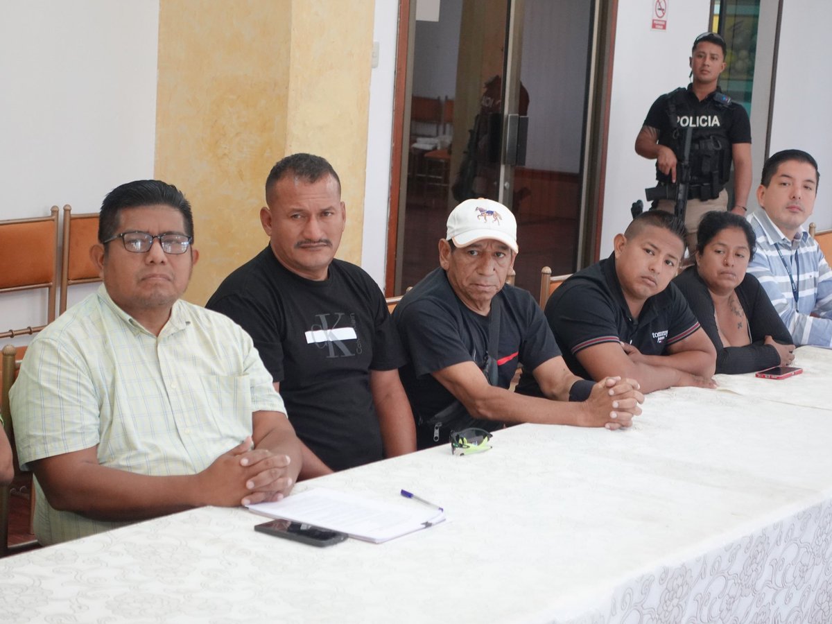 GoberManabi's tweet photo. La gobernadora mantuvo una reunión con el Comité de Usuarios de Manadiálisis de #Montecristi, junto a representantes del sistema de salud de Manabí: la directora provincial de @Salud_Ec, el director provincial del @IESSec y la coordinadora zonal del Seguro Social Campesino. https://t.co/CmyQf3uCUx