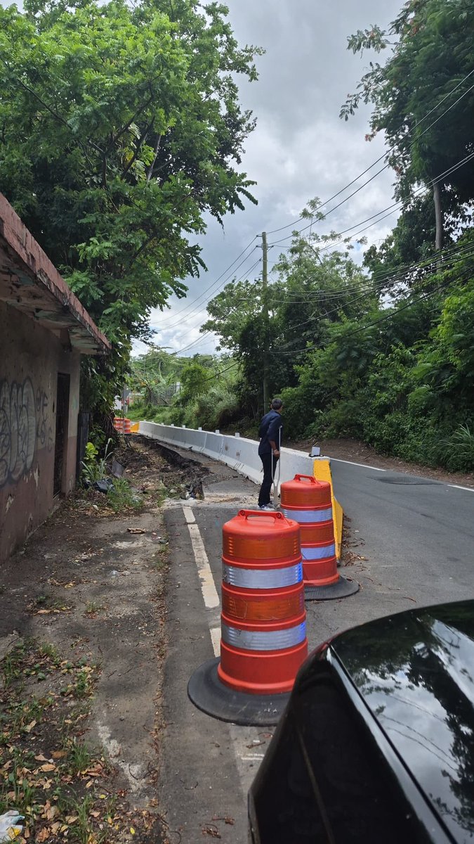 RepJorgeNavarro's tweet photo. Aquí no venimos a tomar fotos; venimos a fiscalizar, exigir y buscar soluciones.

Hoy estamos en la carretera 844 de Cupey Bajo, donde llevamos casi cuatro meses esperando que se culmine una reparación que ya debió estar terminada. Los residentes y conductores merecen respuestas y, sobre todo, merecen que se cumpla con el trabajo.

Ya estamos exigiendo al DTOP que atienda esta situación con la urgencia que corresponde. El director regional de San Juan, Edwin Ruiz, me informó que estará verificando los detalles de los trabajos y dando seguimiento para que se acelere la solución.

Además, estaré solicitando la instalación de dos semáforos 🚦, uno en cada extremo del tramo, para organizar el tránsito y brindar mayor seguridad a quienes utilizan esta carretera diariamente.

Mientras algunos hablan desde una oficina, nosotros estamos en la calle dando la cara. Y aunque hoy sea con muletas 🩼, seguimos presentes, fiscalizando y defendiendo las necesidades de nuestra gente.

La gestión pública se demuestra con presencia, voluntad y resultados.

#ElCorreCamino