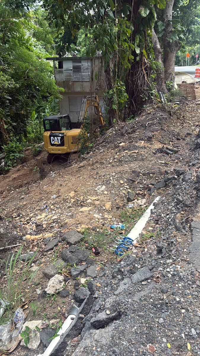 RepJorgeNavarro's tweet photo. Aquí no venimos a tomar fotos; venimos a fiscalizar, exigir y buscar soluciones.

Hoy estamos en la carretera 844 de Cupey Bajo, donde llevamos casi cuatro meses esperando que se culmine una reparación que ya debió estar terminada. Los residentes y conductores merecen respuestas y, sobre todo, merecen que se cumpla con el trabajo.

Ya estamos exigiendo al DTOP que atienda esta situación con la urgencia que corresponde. El director regional de San Juan, Edwin Ruiz, me informó que estará verificando los detalles de los trabajos y dando seguimiento para que se acelere la solución.

Además, estaré solicitando la instalación de dos semáforos 🚦, uno en cada extremo del tramo, para organizar el tránsito y brindar mayor seguridad a quienes utilizan esta carretera diariamente.

Mientras algunos hablan desde una oficina, nosotros estamos en la calle dando la cara. Y aunque hoy sea con muletas 🩼, seguimos presentes, fiscalizando y defendiendo las necesidades de nuestra gente.

La gestión pública se demuestra con presencia, voluntad y resultados.

#ElCorreCamino