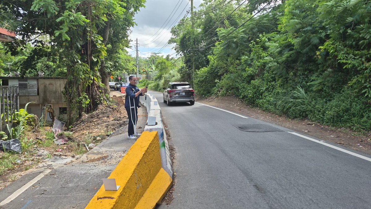RepJorgeNavarro's tweet photo. Aquí no venimos a tomar fotos; venimos a fiscalizar, exigir y buscar soluciones.

Hoy estamos en la carretera 844 de Cupey Bajo, donde llevamos casi cuatro meses esperando que se culmine una reparación que ya debió estar terminada. Los residentes y conductores merecen respuestas y, sobre todo, merecen que se cumpla con el trabajo.

Ya estamos exigiendo al DTOP que atienda esta situación con la urgencia que corresponde. El director regional de San Juan, Edwin Ruiz, me informó que estará verificando los detalles de los trabajos y dando seguimiento para que se acelere la solución.

Además, estaré solicitando la instalación de dos semáforos 🚦, uno en cada extremo del tramo, para organizar el tránsito y brindar mayor seguridad a quienes utilizan esta carretera diariamente.

Mientras algunos hablan desde una oficina, nosotros estamos en la calle dando la cara. Y aunque hoy sea con muletas 🩼, seguimos presentes, fiscalizando y defendiendo las necesidades de nuestra gente.

La gestión pública se demuestra con presencia, voluntad y resultados.

#ElCorreCamino