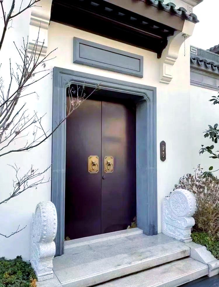 joy_j_8803_97d's tweet photo. Today I found plum blossoms (梅) in a wealthy (财) old building with a towering (耸) metal (镀) gate—so charming!， https://t.co/yYAzvUtPZv