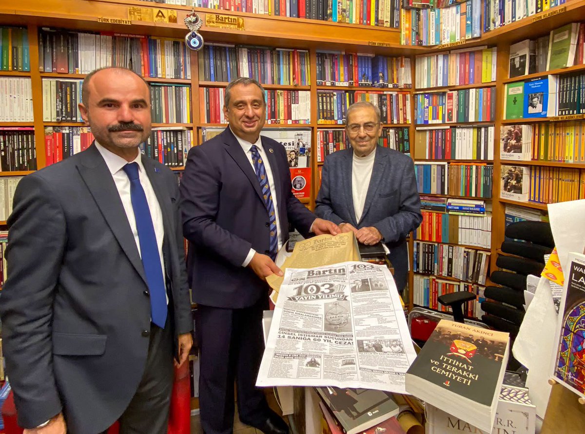 anahtarparti's tweet photo. Rotamız millet: Durağımız Bartın…

Genel Başkan Yardımcımız ve Kültür, Sanat ve Turizm Politikaları Başkanımız Sayın Muhammed Hakan Tanrıöver, “Rotamız Millet” programı kapsamında Bartın’da temaslarda bulundu.

Bartın Belediye Başkanı Sayın Muhammed Rıza Yalçınkaya ve Bartın Ticaret ve Sanayi Odasını ziyaret eden Sayın Tanrıöver; esnafımız, vatandaşlarımız ve teşkilatımızla bir araya gelerek sorunları dinledi, çözüm önerilerimizi paylaştı.

Bartın Turizm Master Planı ile ilgili de fikir alışverişinde bulunan Sayın Tanrıöver, meslek odalarıyla bir araya gelerek şehirdeki talepleri yerinde dinledi.

Program kapsamında düzenlediği basın toplantısında Bartın’ın gündemine ve turizm potansiyeline ilişkin değerlendirmelerde bulunan Sayın Muhammed Hakan Tanrıöver, basın mensuplarının sorularını yanıtladı.