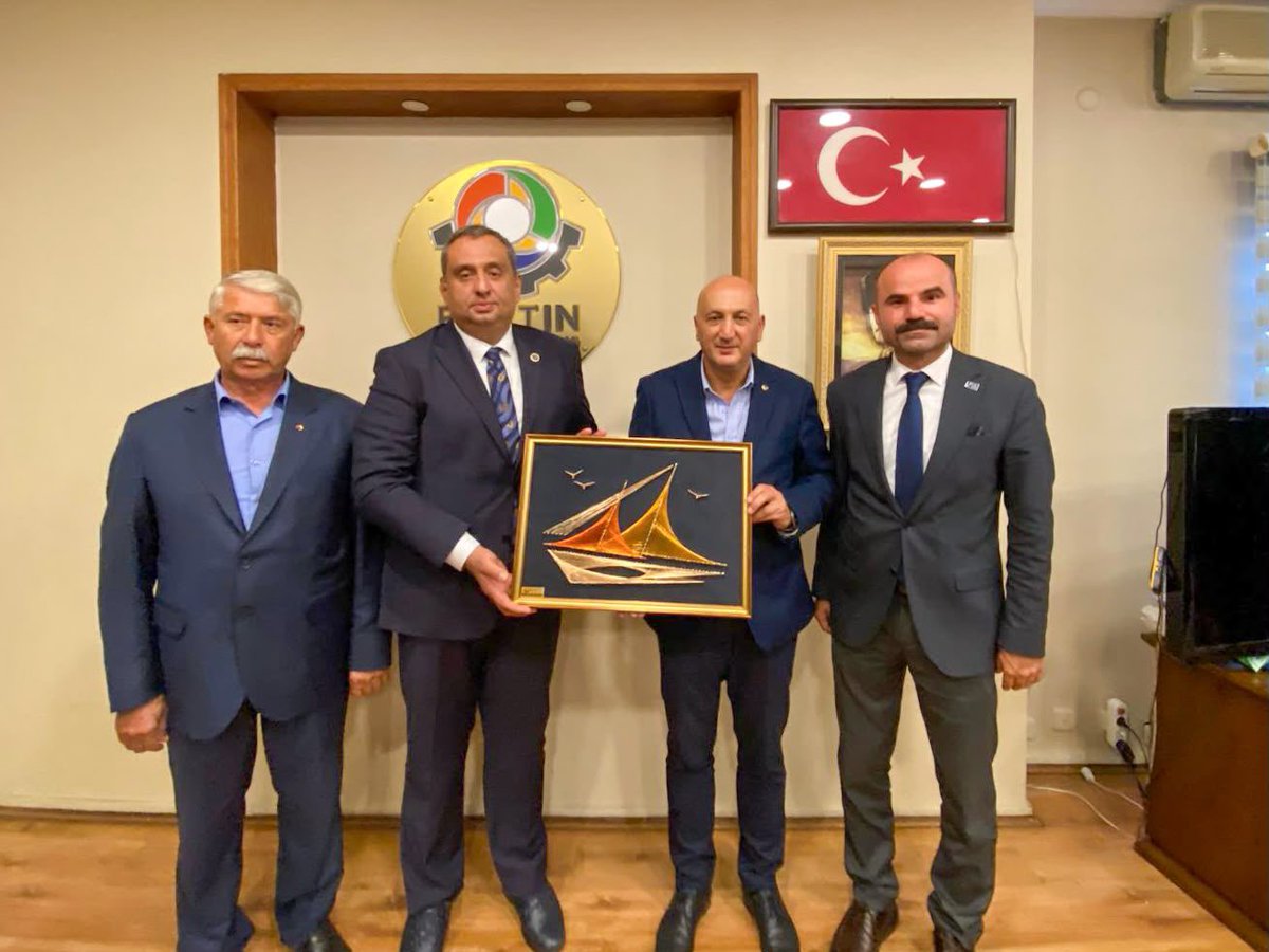 anahtarparti's tweet photo. Rotamız millet: Durağımız Bartın…

Genel Başkan Yardımcımız ve Kültür, Sanat ve Turizm Politikaları Başkanımız Sayın Muhammed Hakan Tanrıöver, “Rotamız Millet” programı kapsamında Bartın’da temaslarda bulundu.

Bartın Belediye Başkanı Sayın Muhammed Rıza Yalçınkaya ve Bartın Ticaret ve Sanayi Odasını ziyaret eden Sayın Tanrıöver; esnafımız, vatandaşlarımız ve teşkilatımızla bir araya gelerek sorunları dinledi, çözüm önerilerimizi paylaştı.

Bartın Turizm Master Planı ile ilgili de fikir alışverişinde bulunan Sayın Tanrıöver, meslek odalarıyla bir araya gelerek şehirdeki talepleri yerinde dinledi.

Program kapsamında düzenlediği basın toplantısında Bartın’ın gündemine ve turizm potansiyeline ilişkin değerlendirmelerde bulunan Sayın Muhammed Hakan Tanrıöver, basın mensuplarının sorularını yanıtladı.