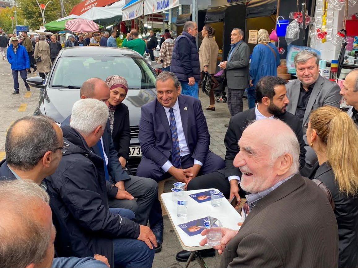 anahtarparti's tweet photo. Rotamız millet: Durağımız Bartın…

Genel Başkan Yardımcımız ve Kültür, Sanat ve Turizm Politikaları Başkanımız Sayın Muhammed Hakan Tanrıöver, “Rotamız Millet” programı kapsamında Bartın’da temaslarda bulundu.

Bartın Belediye Başkanı Sayın Muhammed Rıza Yalçınkaya ve Bartın Ticaret ve Sanayi Odasını ziyaret eden Sayın Tanrıöver; esnafımız, vatandaşlarımız ve teşkilatımızla bir araya gelerek sorunları dinledi, çözüm önerilerimizi paylaştı.

Bartın Turizm Master Planı ile ilgili de fikir alışverişinde bulunan Sayın Tanrıöver, meslek odalarıyla bir araya gelerek şehirdeki talepleri yerinde dinledi.

Program kapsamında düzenlediği basın toplantısında Bartın’ın gündemine ve turizm potansiyeline ilişkin değerlendirmelerde bulunan Sayın Muhammed Hakan Tanrıöver, basın mensuplarının sorularını yanıtladı.
