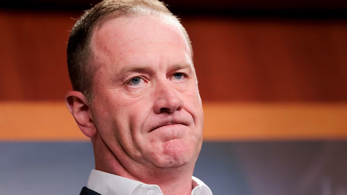 TheOnlyEsta2's tweet photo. This is Republican senator Eric Schmitt, who humiliated himself while trying to corner Jack Smith during a Senate hearing yesterday.
🤡🤭

Describe him in ONE or TWO words https://t.co/xUNGcv0z15