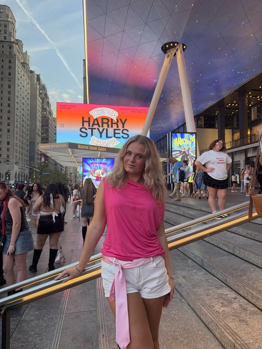 ishouldhateyouu's tweet photo. hiii @HSHQ it’s my bffs bday (in pic) and i’d love to be photographer tonight to capture the bday party!!!! dance party in right pit PLS!!! 🩵🩷🩵🩷 https://t.co/rxmi5Admce