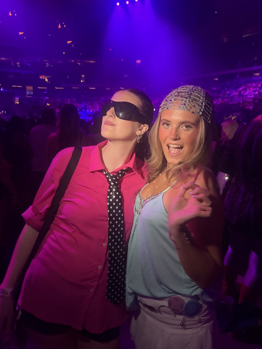 ishouldhateyouu's tweet photo. hiii @HSHQ it’s my bffs bday (in pic) and i’d love to be photographer tonight to capture the bday party!!!! dance party in right pit PLS!!! 🩵🩷🩵🩷 https://t.co/rxmi5Admce