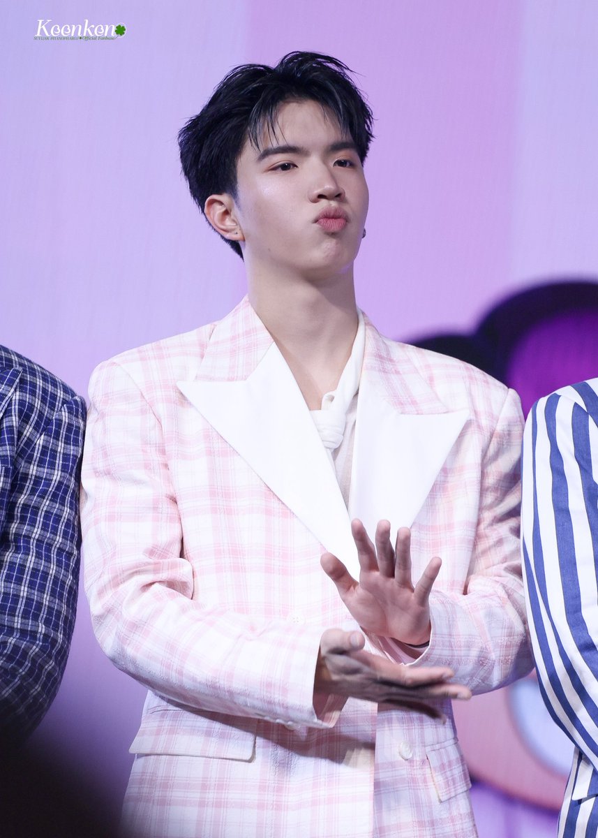 keenfanbaseTH's tweet photo. น้องคีนมู่จู้ ! 🫳🏻🫳🏻🫳🏻🫳🏻

CLOVER 24TH 9ENT PARAGON

#9entBD24thxCLO_VER
#9Ent24thxSiamParagon
#keenkeno , @keenkeno_sp
#CLO_VER https://t.co/RRdTV9OQyd