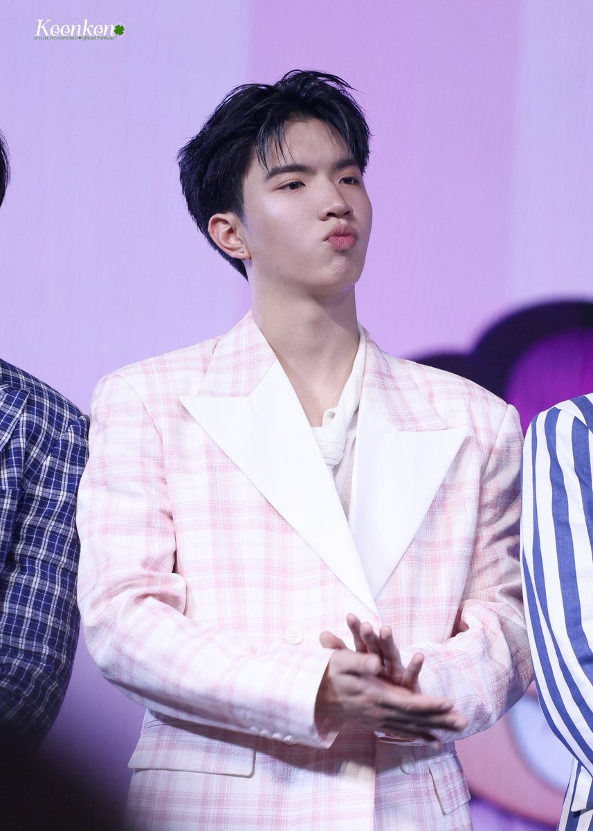 keenfanbaseTH's tweet photo. น้องคีนมู่จู้ ! 🫳🏻🫳🏻🫳🏻🫳🏻

CLOVER 24TH 9ENT PARAGON

#9entBD24thxCLO_VER
#9Ent24thxSiamParagon
#keenkeno , @keenkeno_sp
#CLO_VER https://t.co/RRdTV9OQyd