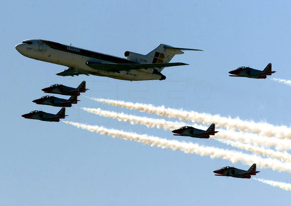 EFELafototeca's tweet photo. Hace 25 años, un boeing 727 de Iberia escoltado por la patrulla Aguila del ejército del aire en su último vuelo realizado entre Madrid y Barcelona. #EFEfototeca https://t.co/3JKy5NXLFB