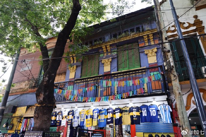 YungTdkm's tweet photo. Hoy me recorrí el barrio de La Boca, tomé fotos de los colores de Caminito y probé empanadas de carne, una salida perfecta sin planes! https://t.co/OdIOE64lYQ
