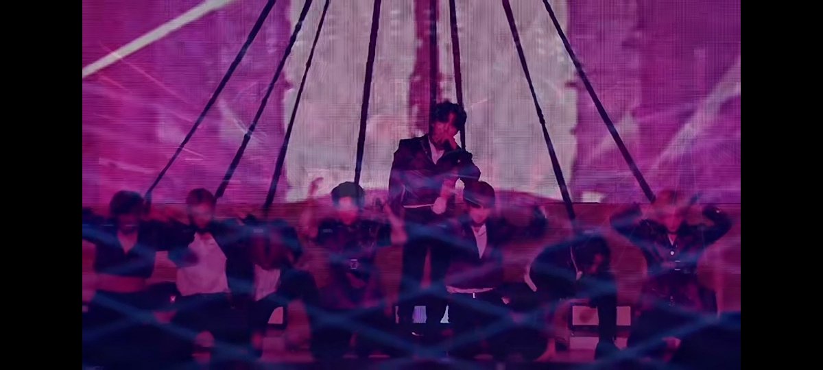 skzmomm's tweet photo. Ot8 red light sonrası bu görüntüyü gördükten sonra Changbinin omega olma ihtimali aklımın ucundan bile geçmiyor hani o derece bir şey oldu bana https://t.co/NwMY1i4D66