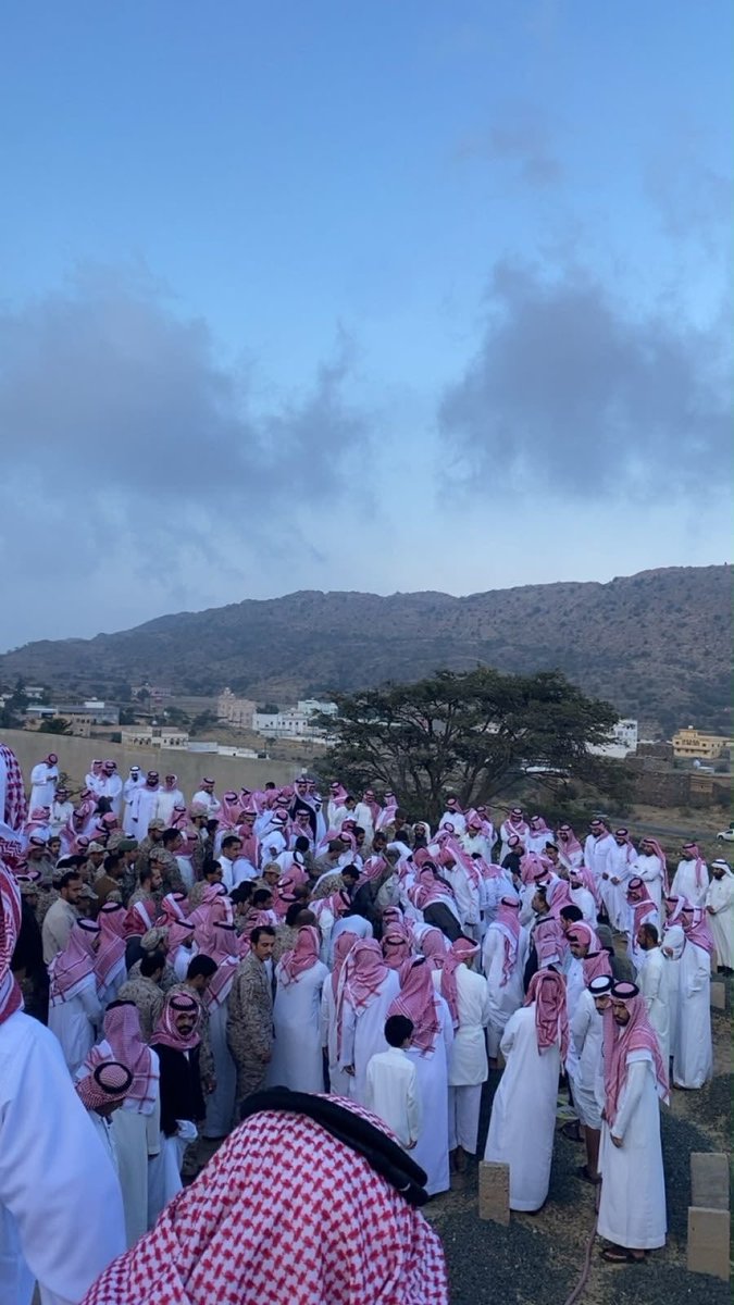 abdullah_HSS_'s tweet photo. " هنيئا لـ #حفيد_الصحابه بالشهادة " ..
فقد قال ﷺ: من قُتل دُون دينه فهو شهيدٌ، ومن قُتل دُون أهله فهو شهيد.
استشهاد ابن الوطن البار النقيب البطل عبدالله بن مرعي علي الوافي العسيري في ميدان العز والشرف مقبل غير مدبر دفاعًا عن دينه ومقدّساته ووطنه.🇸🇦
إلى جنة الخلد بإذن الله يا #بطل