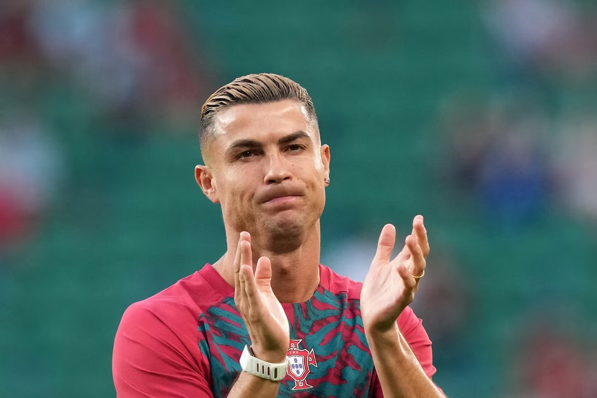 WinamaxSport's tweet photo. Encore un record impressionnant pour le GOAT...🐐

À 41 ans, 7 mois et 25 jours, Cristiano Ronaldo devient le joueur le plus âgé de l'histoire à effectuer un caca boudin contre son entraîneur ! 😤 https://t.co/tnt1lU5uph