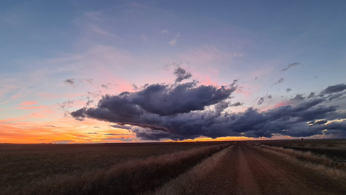 viskowitz's tweet photo. Espectaculares cielos en la estepa leonesa https://t.co/lINXPZy0KR